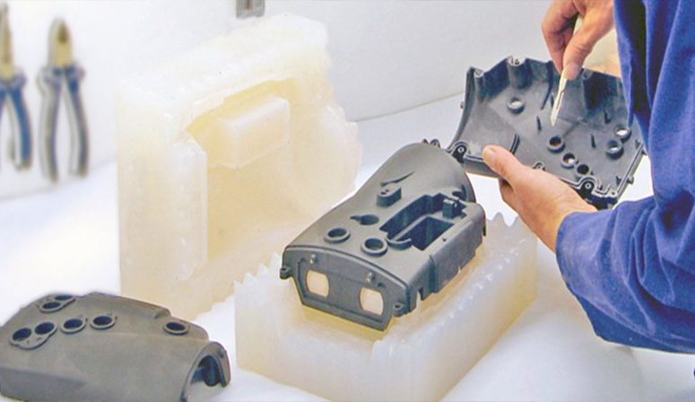 Photo showing mold and prototype in vacuum casting - Vacuum casting services